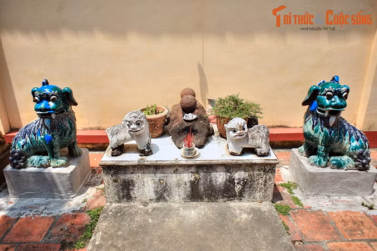 Trong sân miếu còn có cả một ban thờ hai viên đạn đặt trên một mảnh vỡ của khẩu đại bác thời Nguyễn. Điều này có một nguồn gốc lịch sử sâu xa.