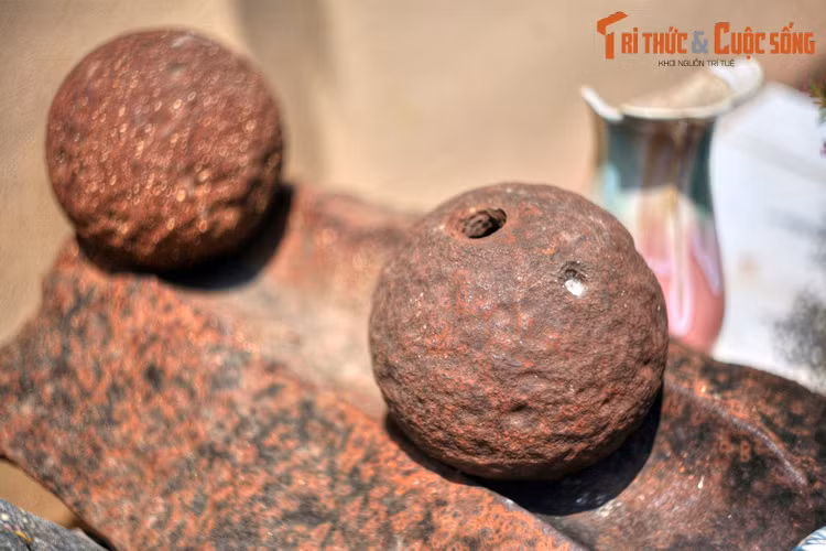 Do ngôi miếu tọa lạc ở một vị trí chiến lược nên ngay miếu, nhà Nguyễn đã cho đào hào dựng lũy, lập đồn canh và bố trí nhiều khẩu đại bác.