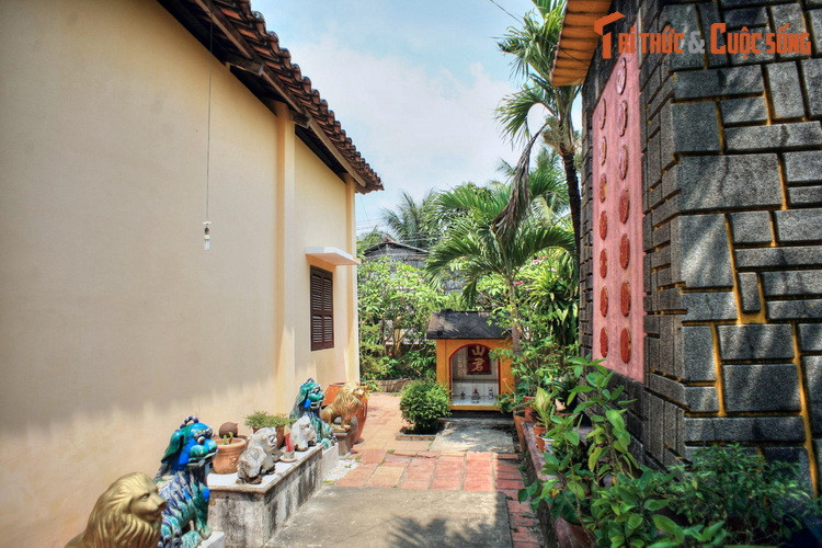 Ngôi miếu mới có tên chính thức là Công Thần Linh Miếu, nhưng người dân thường gọi là miếu Công Thần.