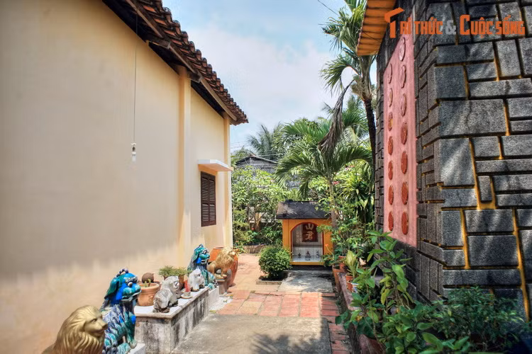 Ngôi miếu mới có tên chính thức là Công Thần Linh Miếu, nhưng người dân thường gọi là miếu Công Thần.