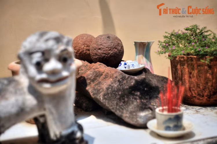 Ngược dòng thời gian, vào năm 1836, bên sông Cổ Chiên cách vị trí miếu Công Thần hiện tại khoảng 1km, có một ngôi miếu mang tên miếu Hội Đồng được xây dựng để thờ 85 đạo sắc phong.