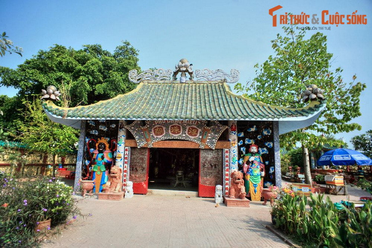 Dù vậy, vào thời điểm hiện tại, trên cù lao mà ngôi miếu tọa lạc không có nấm mộ nào cả. Theo thông tin do Ban quản lý miếu Phú Châu cung cấp, ngôi miếu được dựng từ thời vua Gia Long, khoảng đầu thế kỷ 19.