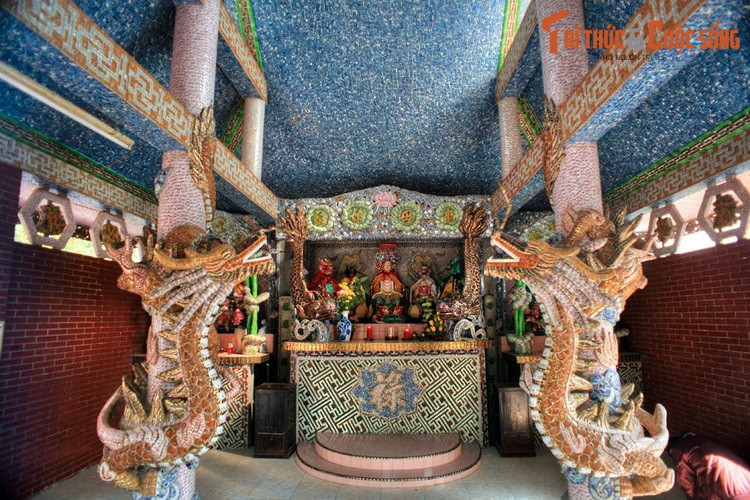 Du nhu cầu tâm linh, họ đã cùng với các bô lão sống trong vùng lập nên một cái miếu, để cầu mong thuận buồm xuôi gió, thượng lộ bình an.