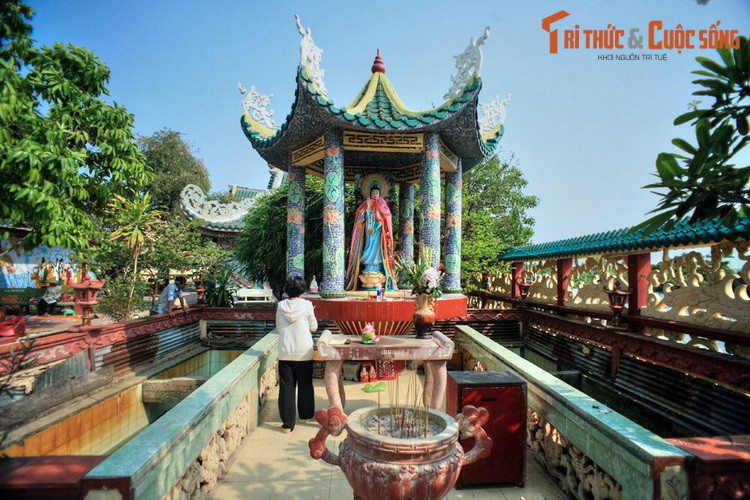 Dần dà, không chỉ ngư dân mà những chủ ghe thuyền buôn bán qua sông Vàm Thuật cũng nán lại thắp hương, dâng lễ. Các bậc cao niên trong vùng bèn tập hợp con cháu, góp công của xây dựng ngôi miếu to hơn, đề phòng những lúc nước to, lũ lớn.