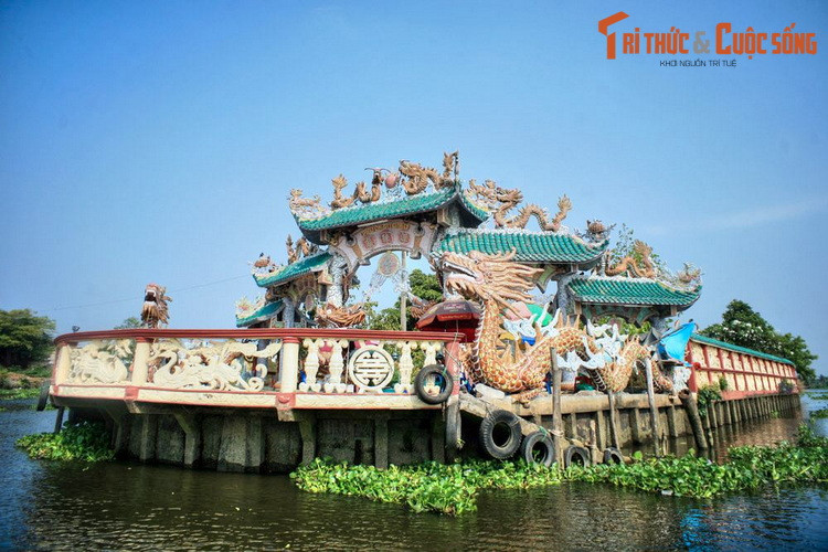 Nằm trên một hòn đảo diện tích khoảng 2500 m2 nổi giữa sông Vàm Thuật ở địa phận quận Gò Vấp, miếu Phù Châu là công trình tín ngưỡng độc đáo của TP HCM. Do vị trí đặc biệt của mình, ngôi miếu này còn được người dân gọi là miếu Nổi.