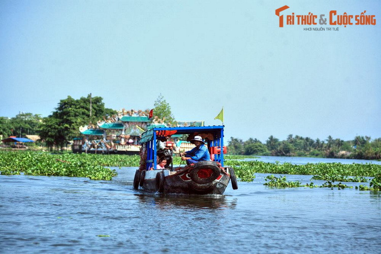 Trong dân gian lưu truyền nhiều giai thoại về nguồn gốc hình thành của miếu Phù Châu. Theo một lời kể được ghi lại thì cách đây gần hai trăm năm, một ngư phủ quăng lưới đánh cá trên sông đã vớt được một pho tượng mà lúc ấy người ta cho rằng đó là tượng Bà Thủy Tề.