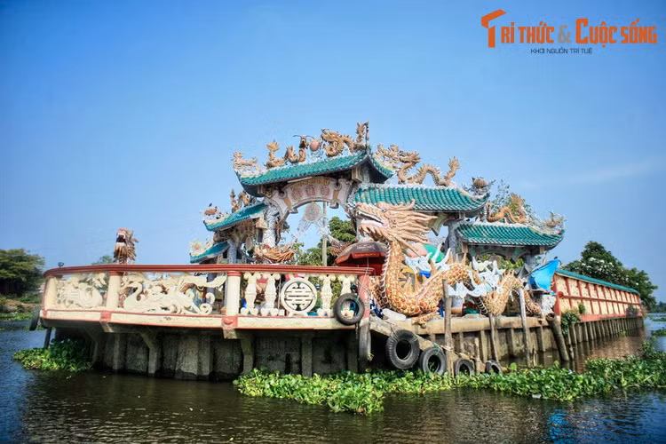 Nằm trên một hòn đảo diện tích khoảng 2500 m2 nổi giữa sông Vàm Thuật ở địa phận quận Gò Vấp, miếu Phù Châu là công trình tín ngưỡng độc đáo của TP HCM. Do vị trí đặc biệt của mình, ngôi miếu này còn được người dân gọi là miếu Nổi.