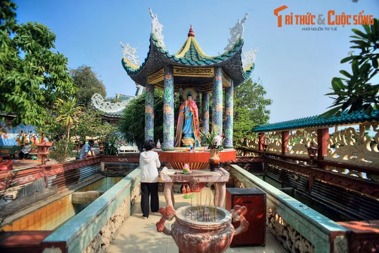 Dần dà, không chỉ ngư dân mà những chủ ghe thuyền buôn bán qua sông Vàm Thuật cũng nán lại thắp hương, dâng lễ. Các bậc cao niên trong vùng bèn tập hợp con cháu, góp công của xây dựng ngôi miếu to hơn, đề phòng những lúc nước to, lũ lớn.