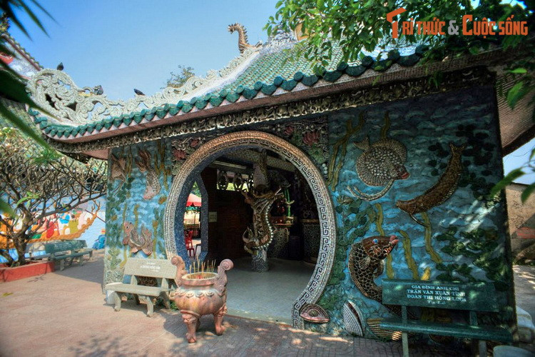 Ban đầu, miếu Phù Châu chỉ là ngôi miếu nhỏ bằng tre và lá dừa. Theo thời gian, những nhà buôn ghé lại sửa sang mãi nên quy mô ngôi miếu ngày cảng mở rộng.