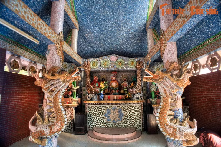 Du nhu cầu tâm linh, họ đã cùng với các bô lão sống trong vùng lập nên một cái miếu, để cầu mong thuận buồm xuôi gió, thượng lộ bình an.