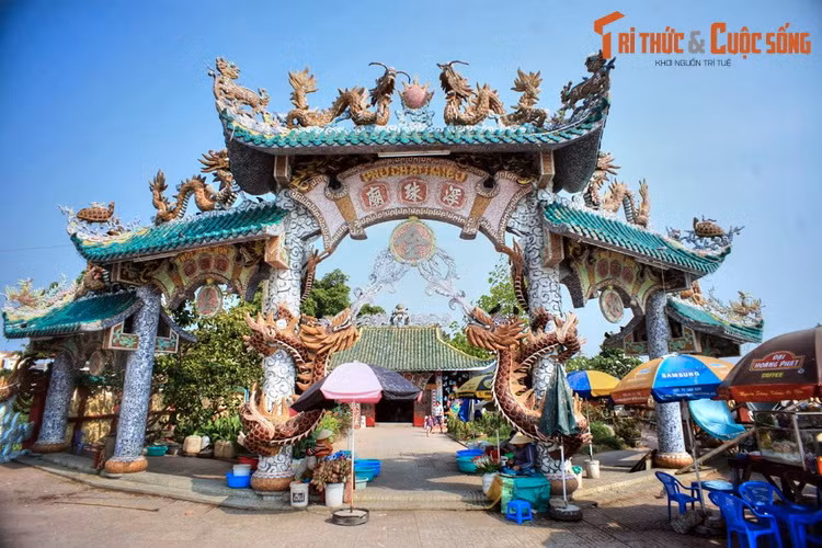 Từ đó, ngôi miếu thờ Bà được dân chúng trong vùng lập trên cù lao ở giữa sông để cầu cho mưa thuận gió hòa, thuyền bè đi về bình an.