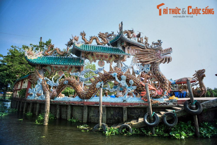 Tiếng lành đồn xa, những ngư dân khác cũng theo nhau tới thắp hương, cầu phúc trước ngôi mộ vào mỗi đêm giăng lưới với hi vọng sẽ có nhiều tôm cá, thuyền ghe thuận lợi đi về.