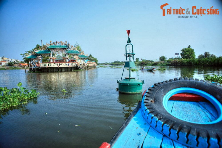 Theo một giai thoại khác thì vào thế kỷ 18, một người đàn ông chài lưới trên đoạn sông này đã chài phải thi thể của một phụ nữ. Ông đem chôn cái xác lên cù lao và hương khói chu đáo. Kể từ đó, cuộc sống sông nước của ông khấm khá hơn.