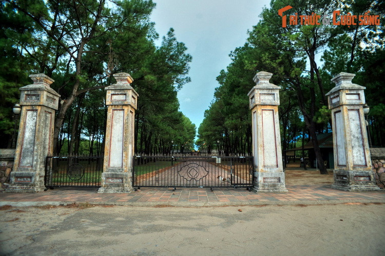 Nằm ở phường Trường An, thành phố Huế, đàn Nam Giao là công trình tâm linh có vị trí đặc biệt của triều Nguyễn. Đàn tế này được xây dựng từ năm 1806 - 1807, là một tổ hợp kiến trúc nằm trong khuôn viên hình chữ nhật có diện tích đến 10 ha.