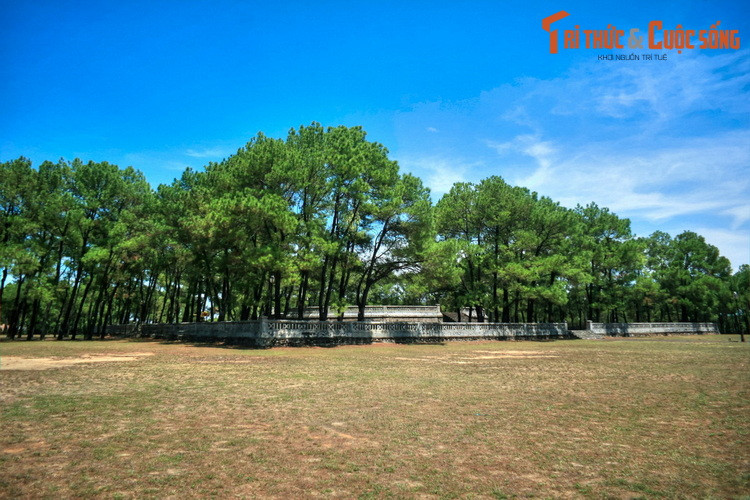 Trung tâm của khuôn viên đàn Nam Giao là Giao đàn, hướng về phía Nam, gồm ba tầng, là nơi các vua nhà Nguyễn tổ chức lễ Tế Giao - lễ tế trời đất vào mùa xuân hàng năm. Đây được coi là nghi lễ quan trọng nhất của vương triều cuối cùng trong lịch sử phong kiến Việt Nam.