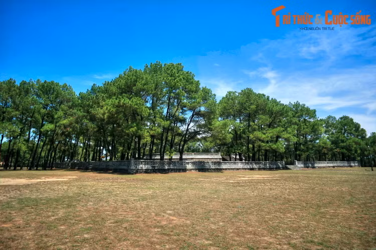 Trung tâm của khuôn viên đàn Nam Giao là Giao đàn, hướng về phía Nam, gồm ba tầng, là nơi các vua nhà Nguyễn tổ chức lễ Tế Giao - lễ tế trời đất vào mùa xuân hàng năm. Đây được coi là nghi lễ quan trọng nhất của vương triều cuối cùng trong lịch sử phong kiến Việt Nam.