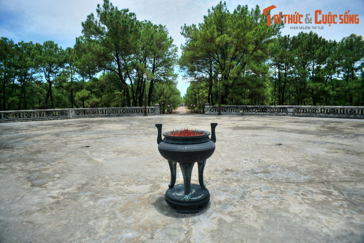 Với mục đích như vậy, sau khi lên ngôi được ít lâu, vua Gia Long đã cho xây đàn Nam Giao. Tương truyền, vua đã lệnh cho các tỉnh trong cả nước gửi đất về để đắp đàn, nhằm biểu trưng cho sự thống nhất giang sơn từ Nam đến Bắc.