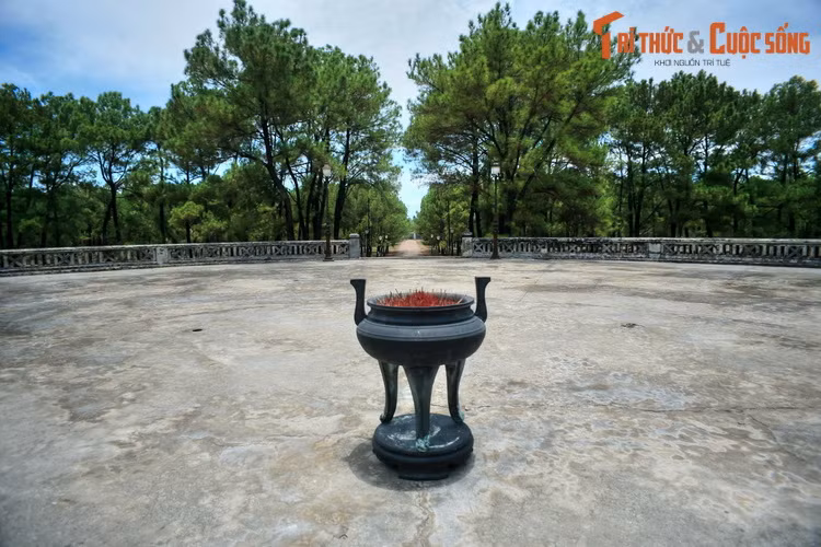 Với mục đích như vậy, sau khi lên ngôi được ít lâu, vua Gia Long đã cho xây đàn Nam Giao. Tương truyền, vua đã lệnh cho các tỉnh trong cả nước gửi đất về để đắp đàn, nhằm biểu trưng cho sự thống nhất giang sơn từ Nam đến Bắc.