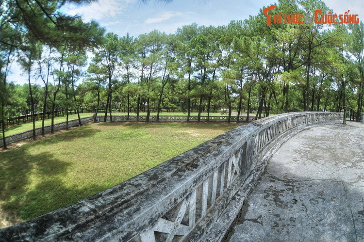 Lễ tế diễn ra theo trình tự nghiêm ngặt với các nghi thức cầu kỳ, kéo dài từ lúc trời còn tối và kết thúc vào rạng sáng. Người không có phận sự trong việc hành lễ sẽ không được phép bước vào khu vực đàn Nam Giao cho đến khi mọi việc hoàn tất.