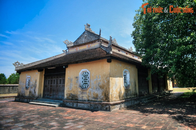 Sau khi đi hết ngự lộ dài hơn 3 km từ kinh thành lên đến khu vực đàn Nam Giao, nhà vua được rước vào trai cung để nghỉ ngơi, chuẩn bị cho lễ tế chính thức vào rạng sáng ngày hôm sau.