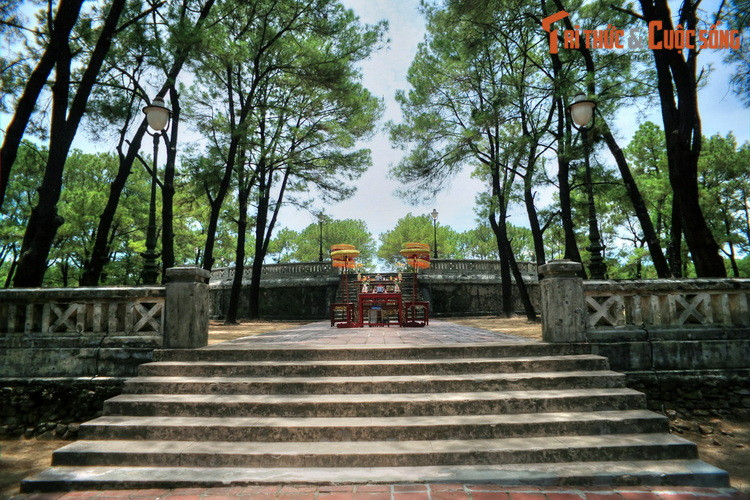 Đàn gồm ba tầng, phản ánh thế giới quan Nho giáo với tầng trên cùng hình tròn tượng trưng cho trời, tầng giữa hình vuông tượng trưng cho đất và tầng dưới cùng cũng hình vuông tượng trưng cho người.