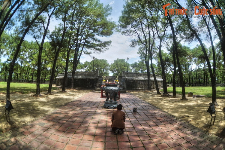 Dọc theo con đường mà nhà vua đi qua (ngự lộ), các hương thân kỳ lão của 6 huyện thuộc phủ Thừa Thiên bày hương án hai bên đường, đồng thời họ cũng phải lạy đón khi xa giá của nhà vua đi ngang qua.