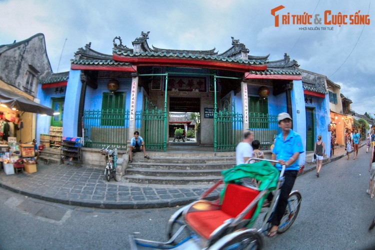 3. Tọa lạc ở số 64 phố Trần Phú, hội quán Ngũ Bang (còn có tên gọi là hội quán Dương Thương hay Trung Hoa Hội quán) được xây dựng từ năm 1741 với sự đóng góp của các thương nhân đến từ 5 bang: Phúc Kiến, Triều Châu, Quảng Đông, Hải Nam, Gia Ứng.