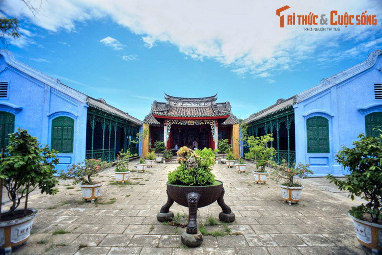 Về kiến trúc, hội quán Ngũ Bang được xây dựng theo phong cách đặc trưng của hội quán người Hoa, pha trộn một số chi tiết trang trí của phong cách kiến trúc địa phương. Bố cục mặt bằng tổng thể gồm: Cổng chính, sân trước, tiền điện, sân giữa, phương đình, chính điện, nhà Đông và Tây.