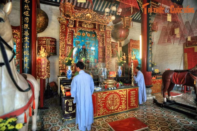 Chính điện hội quán rộng lớn, khoáng đãng với hệ cột kèo đồ sộ được liên kết bởi các vì chồng rường vững chắc. Nơi đây chia làm 3 gian, gian giữa thờ Quan Công, hai gian còn lại thờ Tài Bạch tinh quân và Phước Đức Chánh Thần.