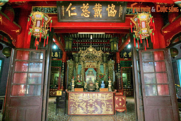 Về chức năng thờ tự, hội quán Ngũ Bang cũng thờ Bà Thiên Hậu Thánh Mẫu, tương tự hội quán Phúc Kiến. Bên cạnh đó, hội quán còn thờ thần Thiên Lý Nhãn, Thuận Phong Nhĩ, là những vị thần quan trọng trong văn hóa người Hoa.