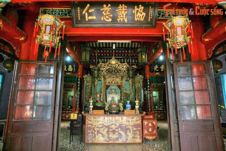 Về chức năng thờ tự, hội quán Ngũ Bang cũng thờ Bà Thiên Hậu Thánh Mẫu, tương tự hội quán Phúc Kiến. Bên cạnh đó, hội quán còn thờ thần Thiên Lý Nhãn, Thuận Phong Nhĩ, là những vị thần quan trọng trong văn hóa người Hoa.