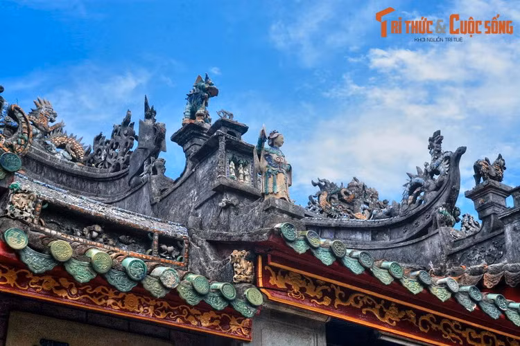 Thông qua cách bài trí thờ phụng, bố trí tiểu cảnh... kiến trúc của hội quán đã góp phần thể hiện sâu sắc triết lý Á Đông về hạnh phúc con người.