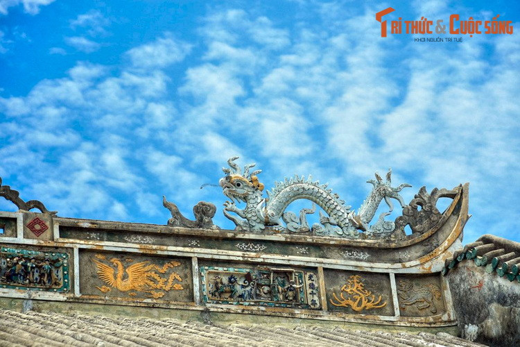 So với nhiều công trình khác ở Hội An, nghệ thuật sử dụng hài hòa các chất liệu gỗ, đá trong kết cấu chịu lực... đã mang lại cho Hội quán Quảng Đông vẻ độc đáo riêng. Các chi tiết trang trí công phu của hội quán cũng thể hiện giá trị đặc sắc của nghệ thuật tạo hình Trung Hoa.