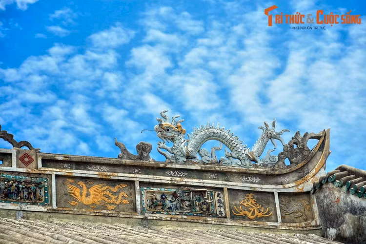 So với nhiều công trình khác ở Hội An, nghệ thuật sử dụng hài hòa các chất liệu gỗ, đá trong kết cấu chịu lực... đã mang lại cho Hội quán Quảng Đông vẻ độc đáo riêng. Các chi tiết trang trí công phu của hội quán cũng thể hiện giá trị đặc sắc của nghệ thuật tạo hình Trung Hoa.