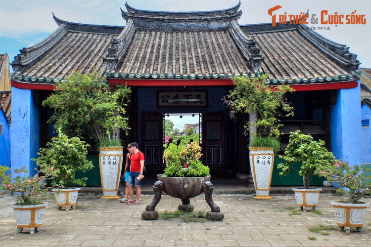 Với tuồi đời gần 300 năm, dù trải qua nhiều lần trùng tu nhưng về cơ bản hội quán Ngũ Bang vẫn giữ lối kiến trúc ban đầu. Bên cạnh nét đẹp kiến trúc, hội quán còn là nơi lưu giữ nhiều cổ vật có giá trị, nổi bật là chiếc đỉnh sắt 500 năm tuổi được đặt giữa sân.