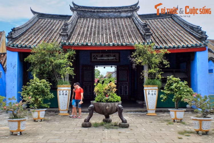 Với tuồi đời gần 300 năm, dù trải qua nhiều lần trùng tu nhưng về cơ bản hội quán Ngũ Bang vẫn giữ lối kiến trúc ban đầu. Bên cạnh nét đẹp kiến trúc, hội quán còn là nơi lưu giữ nhiều cổ vật có giá trị, nổi bật là chiếc đỉnh sắt 500 năm tuổi được đặt giữa sân.