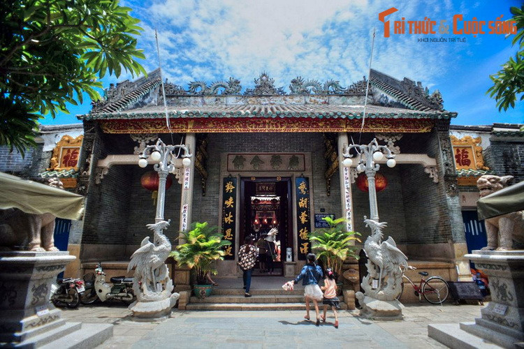 2. Nằm tại số 176 đường Trần Phú, hội quán Quảng Đông là một trong những di tích nổi tiếng nhất của phố cổ Hội An. Công trình do cộng đồng bang hội thương nhân Quảng Đông xây dựng năm 1885 làm nơi sinh hoạt cộng đồng và tín ngưỡng của người Quảng Đông ở Hội An.