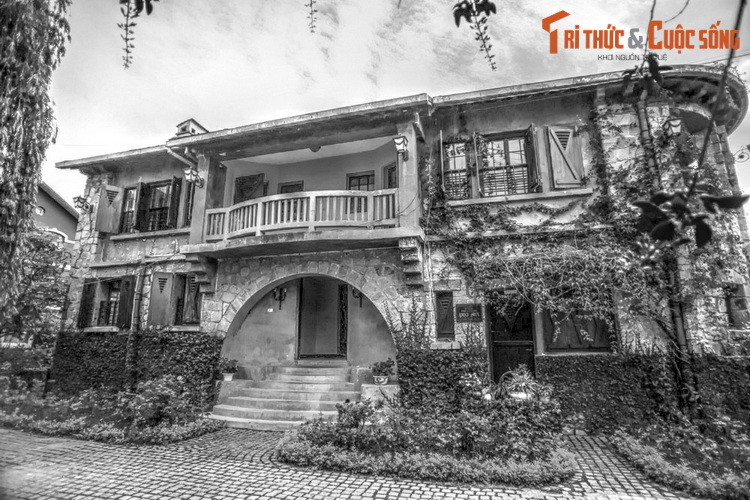 Theo các nhà nghiên cứu lịch sử, vào năm 1950, vua Bảo Đại đã mua lại biệt thự này từ một công chức Pháp để tặng cho bà Lê Thị Phi Ánh - một người vợ không chính thức của ông. Tương truyền, bà sinh ra trong gia đình giàu có, thuộc dòng họ danh giá.