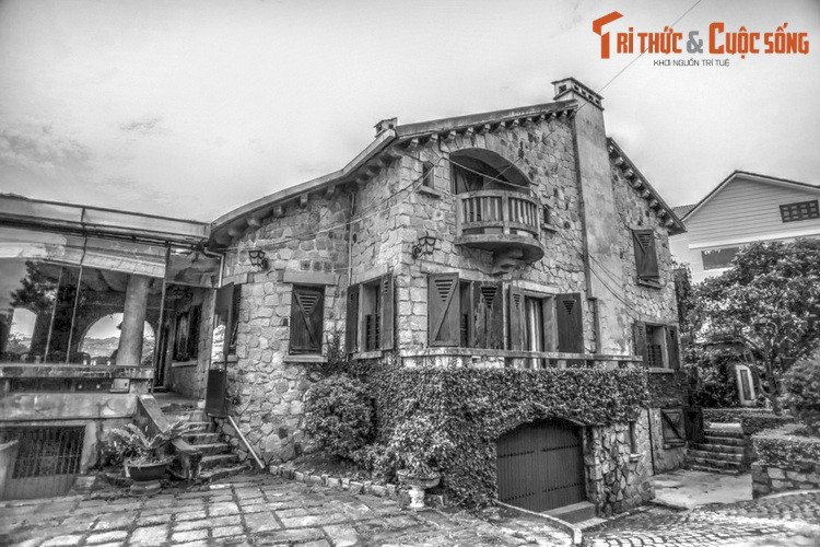 Phi Ánh đã gặp Bảo Đại tại Đà Lạt vào khi ông về nước và nhận chức “Quốc trưởng” trong chính quyền bù nhìn do Pháp hậu thuẫn. Hai người nhanh chóng bén duyên. Theo một giai thoại được lan truyền ở Đà Lạt, sau lần đầu gần gũi cùng người đẹp, cựu hoàng đã “tặng” cho bà một số tiền lớn.