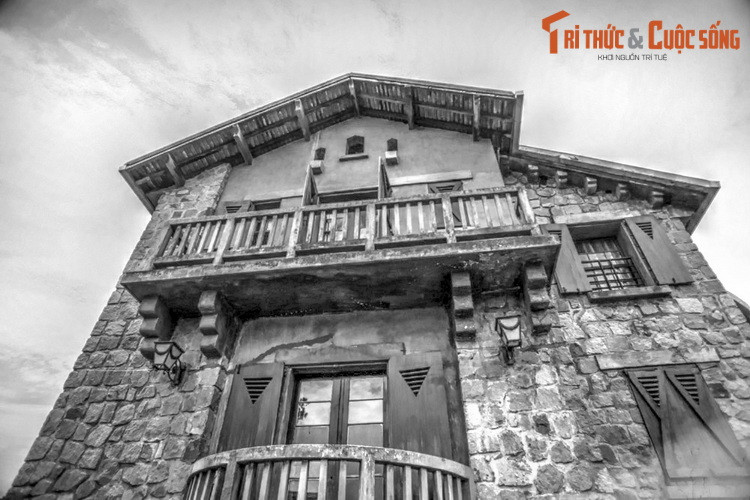 Phi Ánh phản ứng gay gắt, từ chối nhận tiền. Lúc ấy Bảo Đại đã "hiểu chuyện", không những không phẫn nộ mà càng yêu quý Phi Ánh hơn.