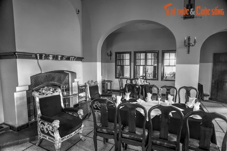 Năm 1978, người chồng sau của Phi Ánh vượt biên sang Mỹ và gửi giấy bảo lãnh về. Nhưng lúc ấy con bà là Bảo Ân đã có gia đình, không đủ điều kiện ra đi nên dành chờ đợi cơ hội mới đến.