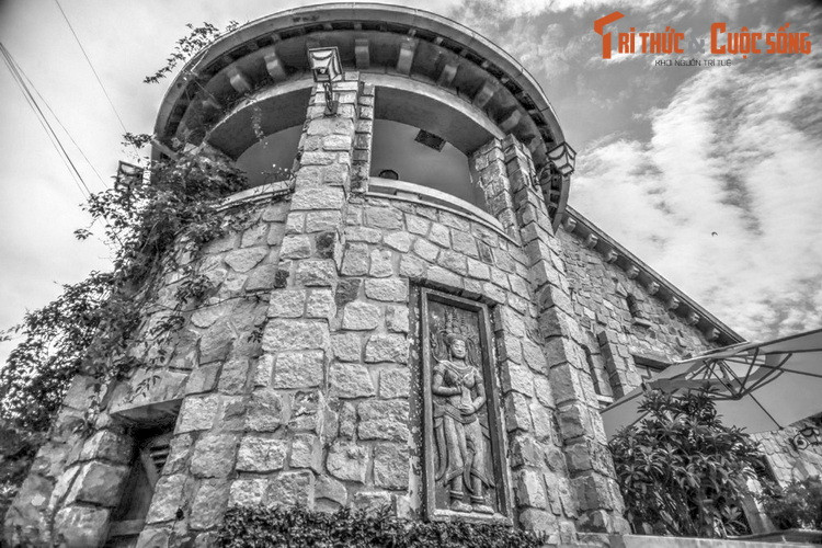 Suốt thời gian ở Đà Lạt, Phi Ánh rất được Bảo Đại ưu ái. Tuy nhiên, bà vẫn phải chịu thân phận của một "người đến sau", không dự những buổi tiếp tân, không được đến gần thái hậu, không lên Buôn Ma Thuột để cùng đi săn thú với Bảo Đại như “thứ phi” Bùi Mộng Điệp.