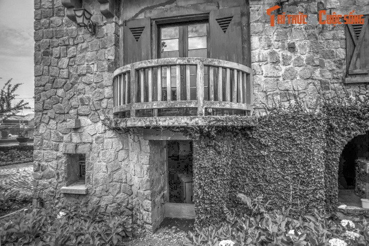 Sau khi cựu hoàng Bảo Đại bay sang Pháp tị nạn, cuộc đời bà Phi Ánh rơi vào bi kịch. Dinh thự mà Bảo Đại để lại cho bà bị tịch thu. Sau đó bà đi bước nữa nhưng không có hạnh phúc.