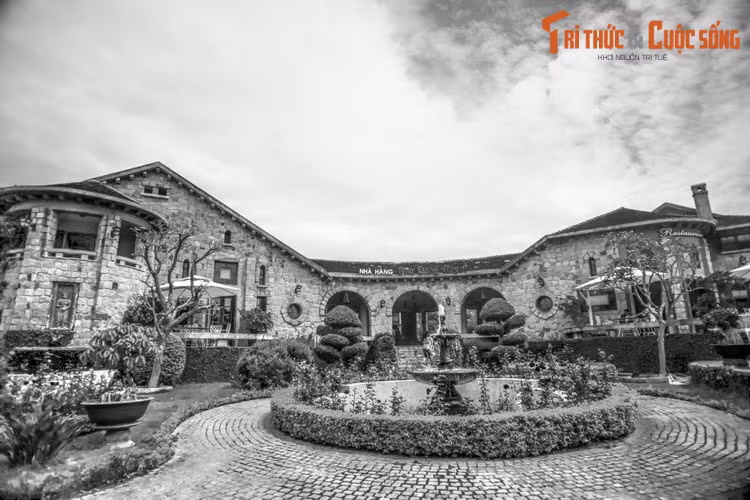 TP Đà Lạt có một tòa biệt thự mang kiểu dáng kiến trúc rất độc đáo nằm tại số 1A và 1B, đường Quang Trung. Công trình mô phỏng kiến trúc vùng Basques (Tây Ban Nha), được xây dựng vào năm 1928, là địa điểm gắn với một câu chuyện tình ái mùi mẫn của cựu hoàng Bảo Đại.