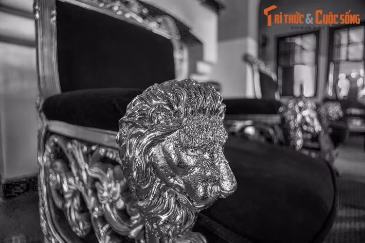 Trong khi chờ đợi đi Mỹ, bà Phi Ánh mắc bệnh ung thư và chết trong cô đơn tại TP. HCM vào năm 1986. Ngôi biệt thự mà bà từng sống cùng ông hoàng cuối cùng của nhà Nguyễn thì trải qua nhiều lần sang tên đổi chủ, những năm gần đây đã trở thành một nhà hàng sang trọng...