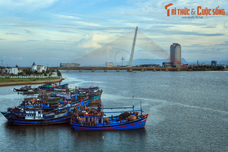  Đà Nẵng. Sông Hàn là dòng sông góp phần làm nên sự hấp dẫn của Đà Nẵng, thành phố lớn nhất miền Trung. Trên sông có nhiều cây cầu mang thiết kế độc đáo, nổi tiếng cả nước như cầu Rồng, cầu Trần Thị Lý, cầu quay Sông Hàn...