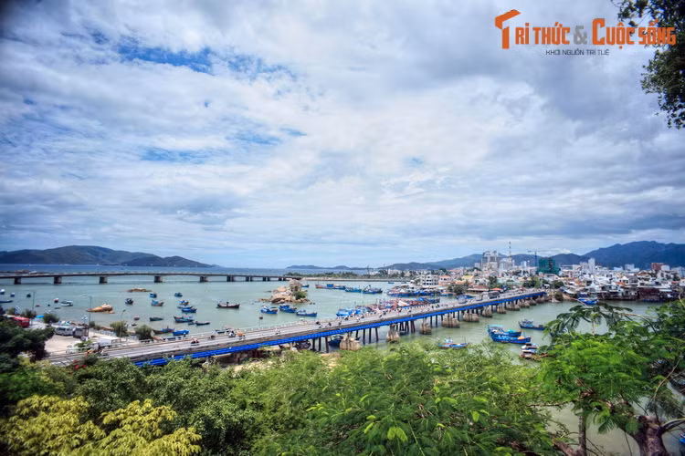  Nha Trang. Sông Cái là dòng sông có mối liên hệ sâu sắc với lịch sử và văn hóa của thành phố biển Nha Trang. Hình ảnh cầu Xóm Bóng bắc qua cửa sông Cái, nhìn từ khuôn viên tháp Po Nagar, là một phong cảnh điển hình gắn với ngành du lịch Nha Trang.