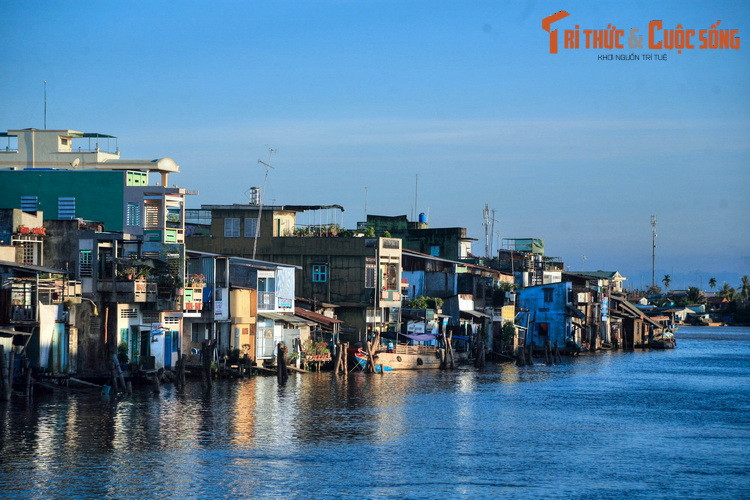  Mỹ Tho. Là con sông đào đầu tiên của Nam Bộ, sông Bảo Định được hình thành vào thời vua Gia Long. Dòng sông này tạo nên cảnh quan ấn tượng cho thành phố Mỹ Tho với những dãy phố soi bóng xuống mặt nước hiền hòa. Ở phía Nam của Mỹ Tho, sông Bảo Định đổ vào sông Tiền.