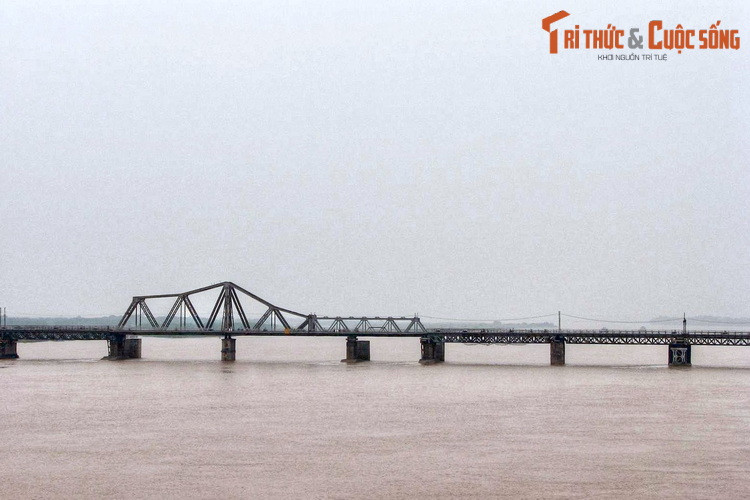  Hà Nội. Thủ đô Hà Nội tọa lạc bên sông Hồng, dòng sông lớn nhất miền Bắc, được coi như nguồn sống của nền văn hóa lúa nước Việt Nam. Cầu Long Biên, cây cầu trăm tuổi bắc qua sông Hồng là một hình ảnh mang tính biểu tượng về Hà Nội.