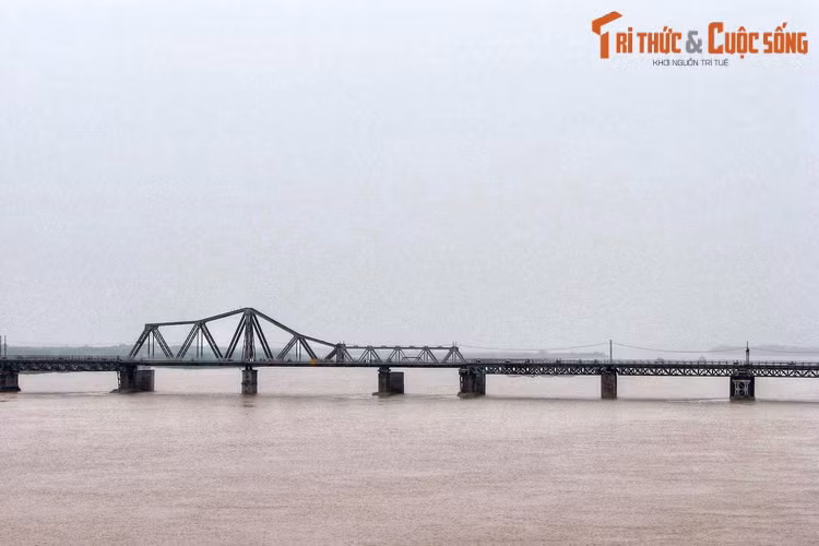  Hà Nội. Thủ đô Hà Nội tọa lạc bên sông Hồng, dòng sông lớn nhất miền Bắc, được coi như nguồn sống của nền văn hóa lúa nước Việt Nam. Cầu Long Biên, cây cầu trăm tuổi bắc qua sông Hồng là một hình ảnh mang tính biểu tượng về Hà Nội.